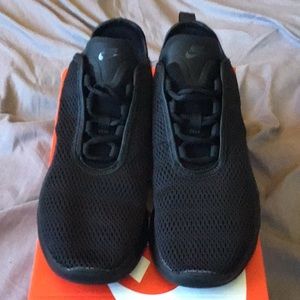 Nike Air Max Motion 2. Men’s Size 8. Black. With Box.